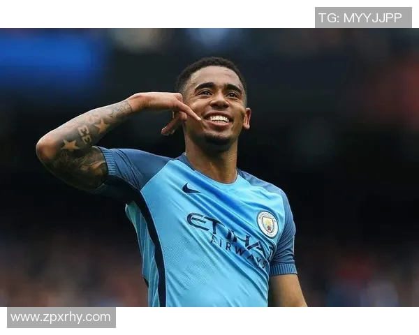 足球巨星炫肌肉展示力量与魅力 打破传统运动员形象引领新潮流 足球巨星炫肌肉展示力量与魅力 打破传统运动员形象引领新潮流